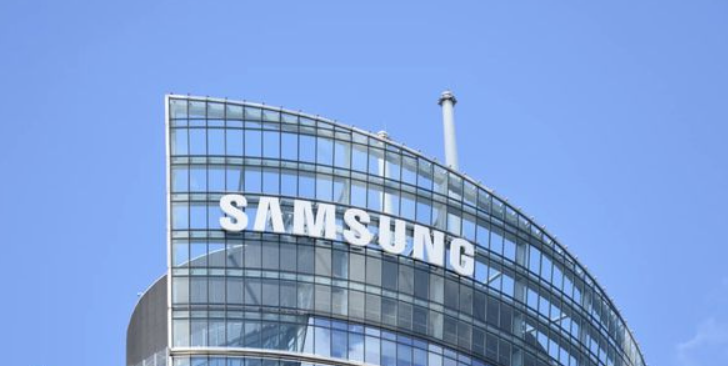 三星推出首款三折叠手机 竞争将白热化