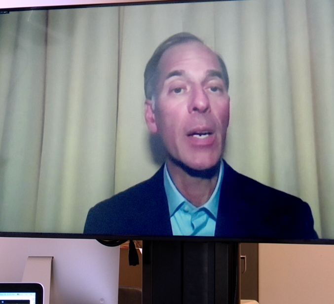 穆迪首席经济学家警告：油价持续高企美国经济