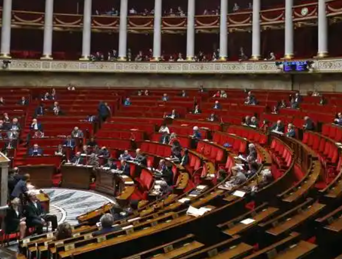 法国国民议会通过临时预算案 以避免政府停摆