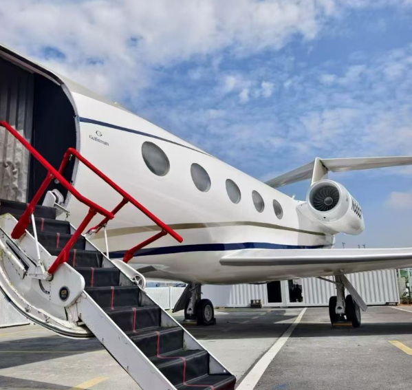 私人飞机在缅因州机场坠毁起火 机上载有八人